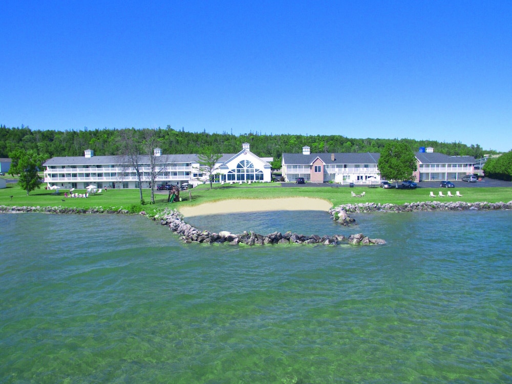 Baymont by Wyndham St. Ignace Lakefront 19/54