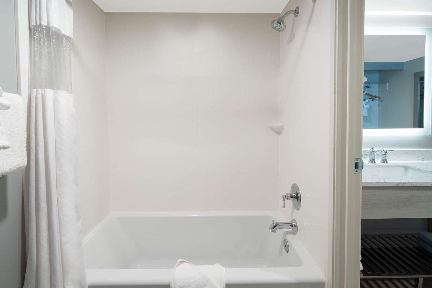 Ramada by Wyndham Burbank Airport 46/51