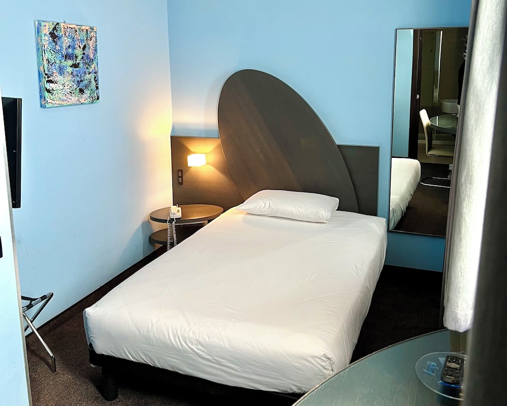 ROOM, SINGLE