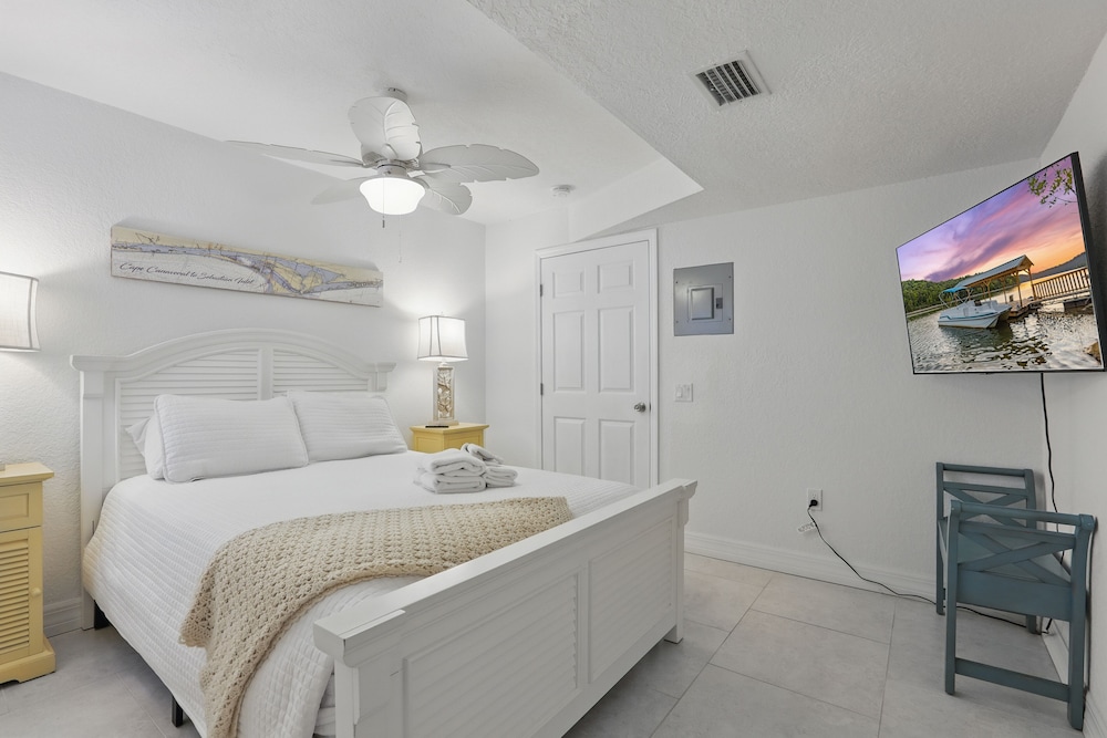 Five, Deluxe, Cottage, Queen Bed