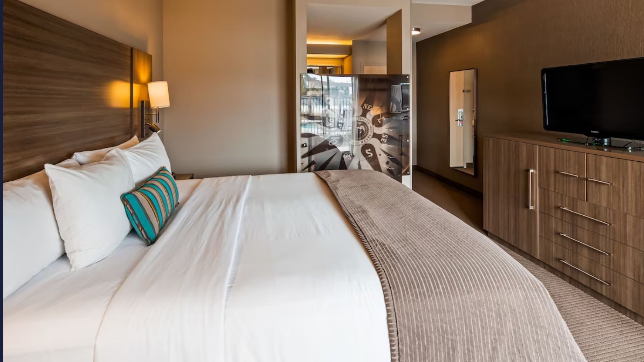 King Bed, Water View