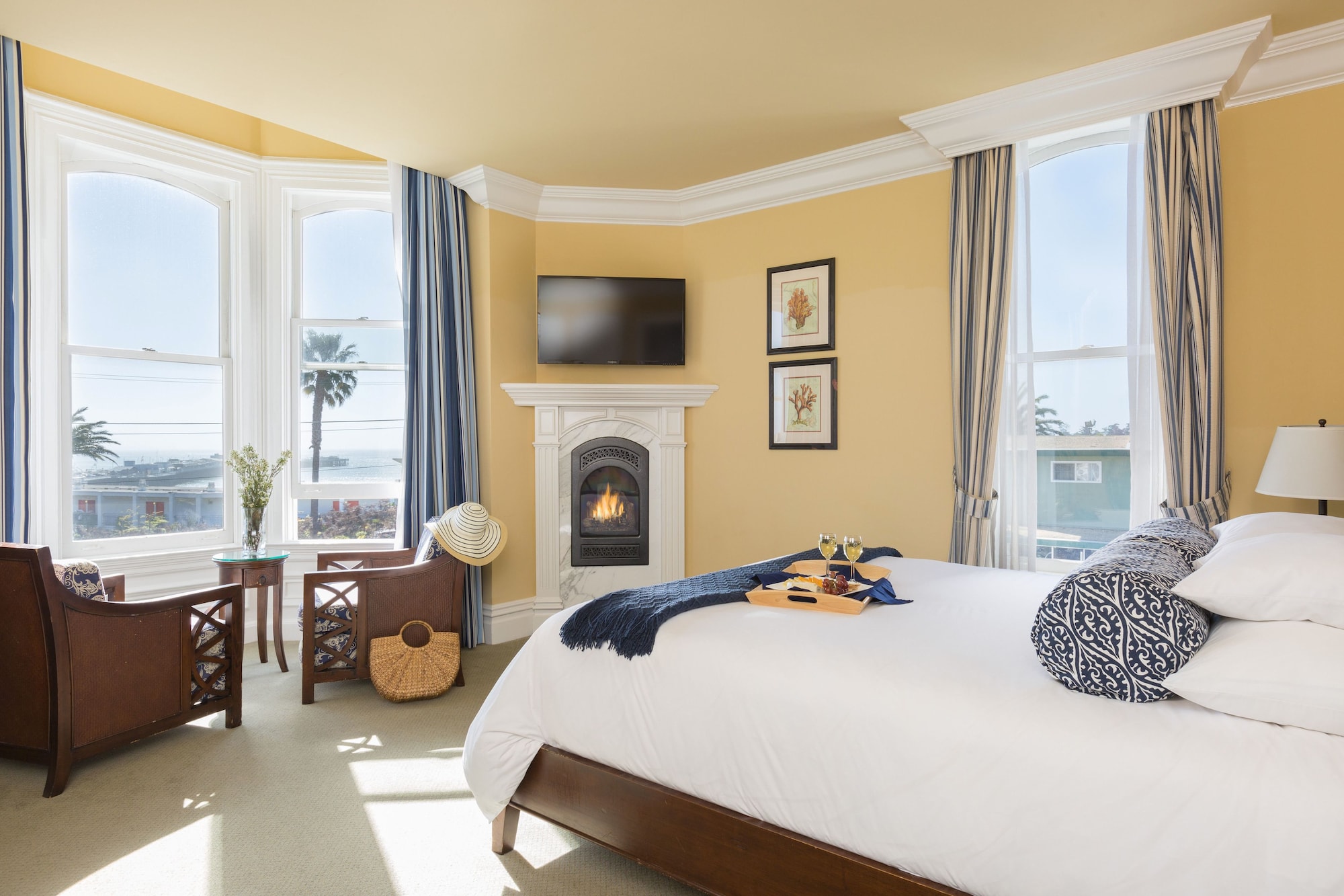 SUPERIOR, KING BED, BEACH VIEW