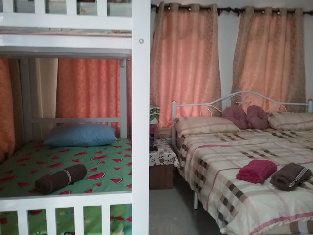غرفة بسرير كينج وسرير بطابقين بحمام خاص