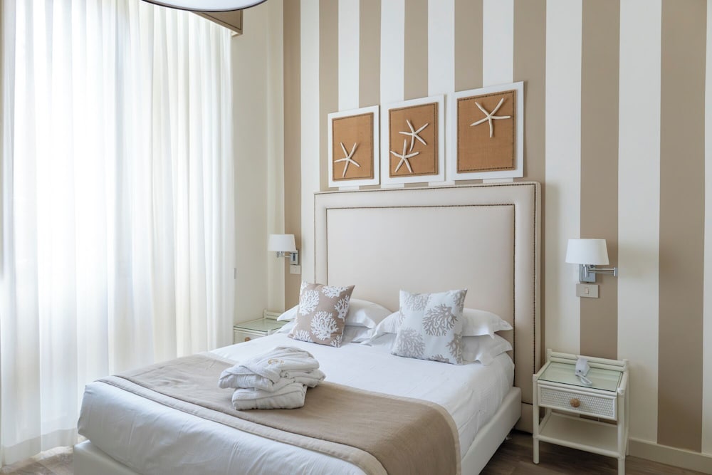 ROOM, DOUBLE OR TWIN BED