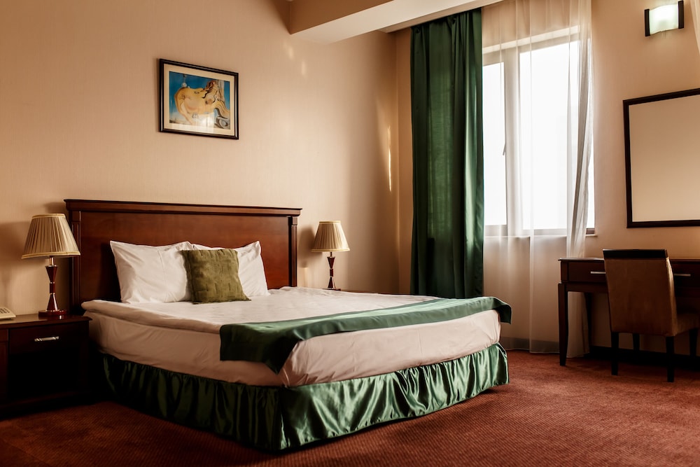 The Crown Hotel 2/50