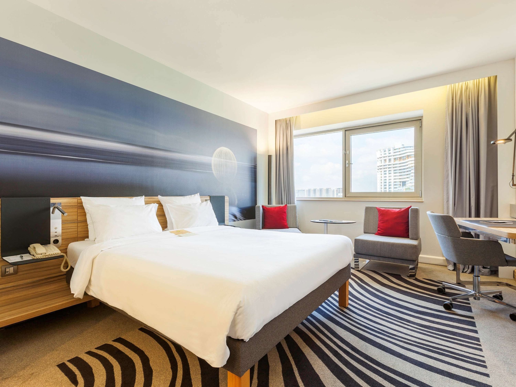SUPERIOR, QUEEN BED