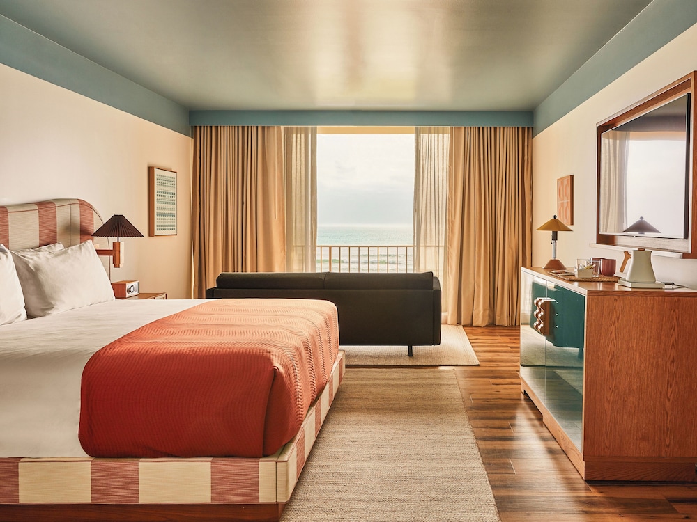 Deluxe, King Bed, Surf Side