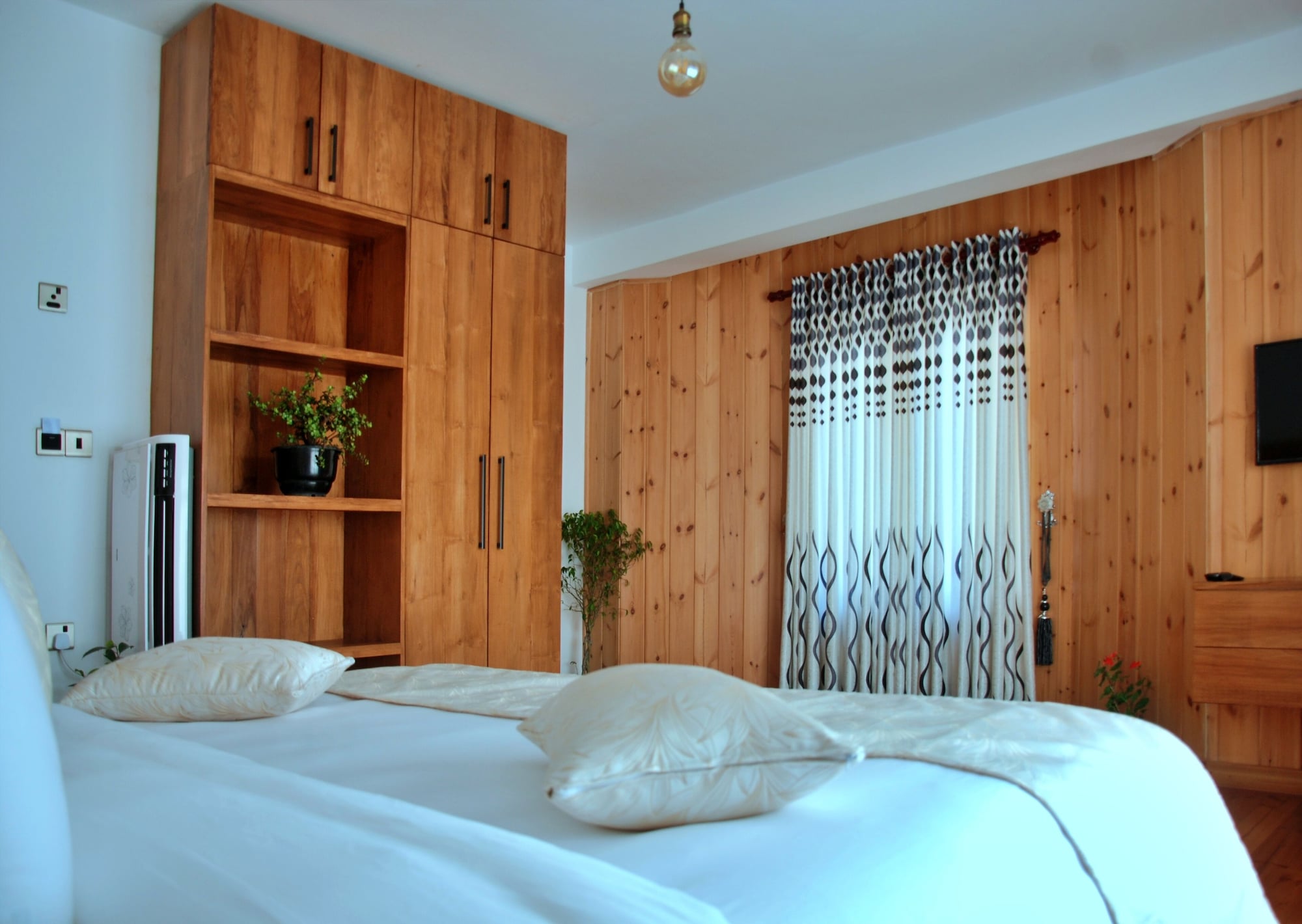 DELUXE, KING BED