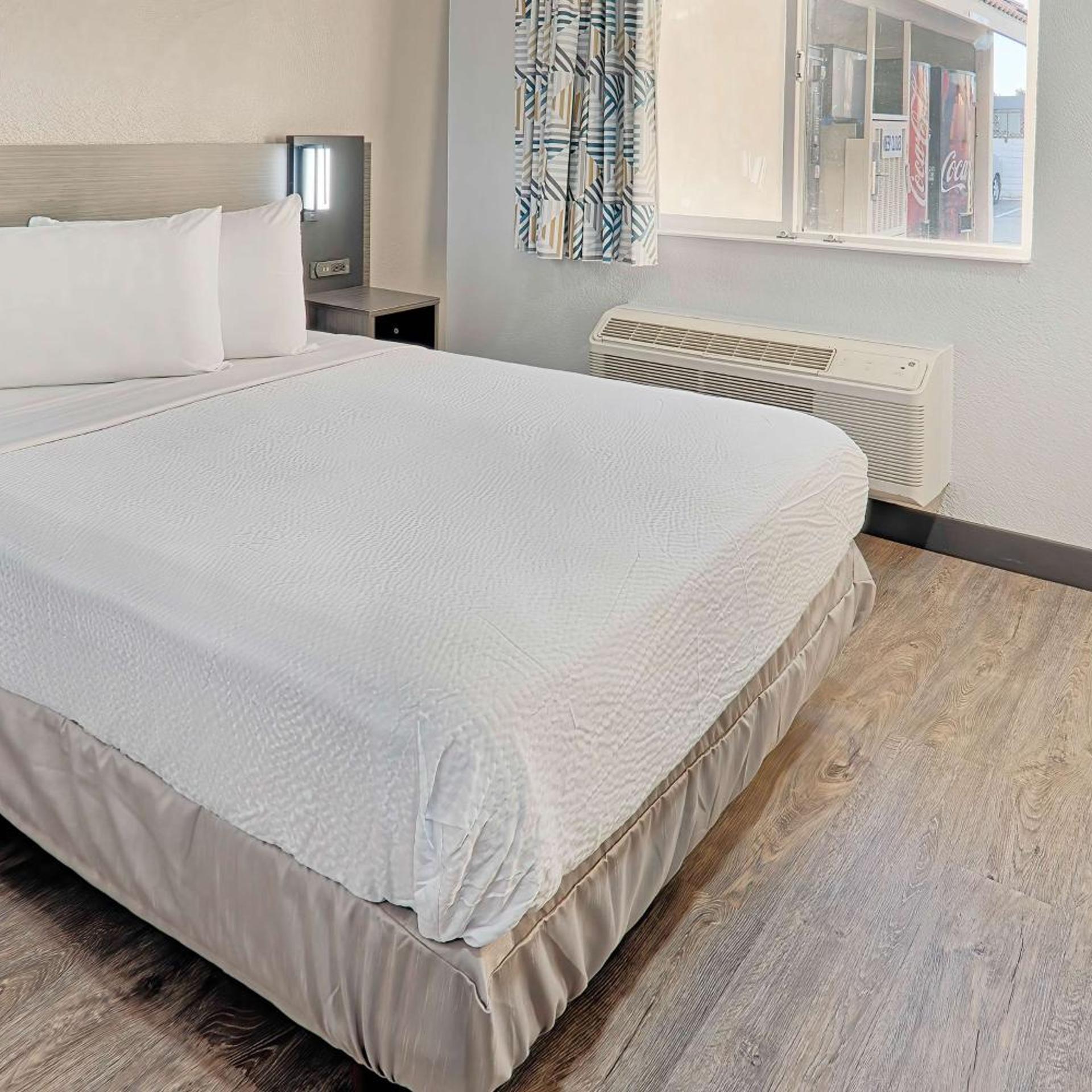 1 Queen Bed - ADA/RI Shower