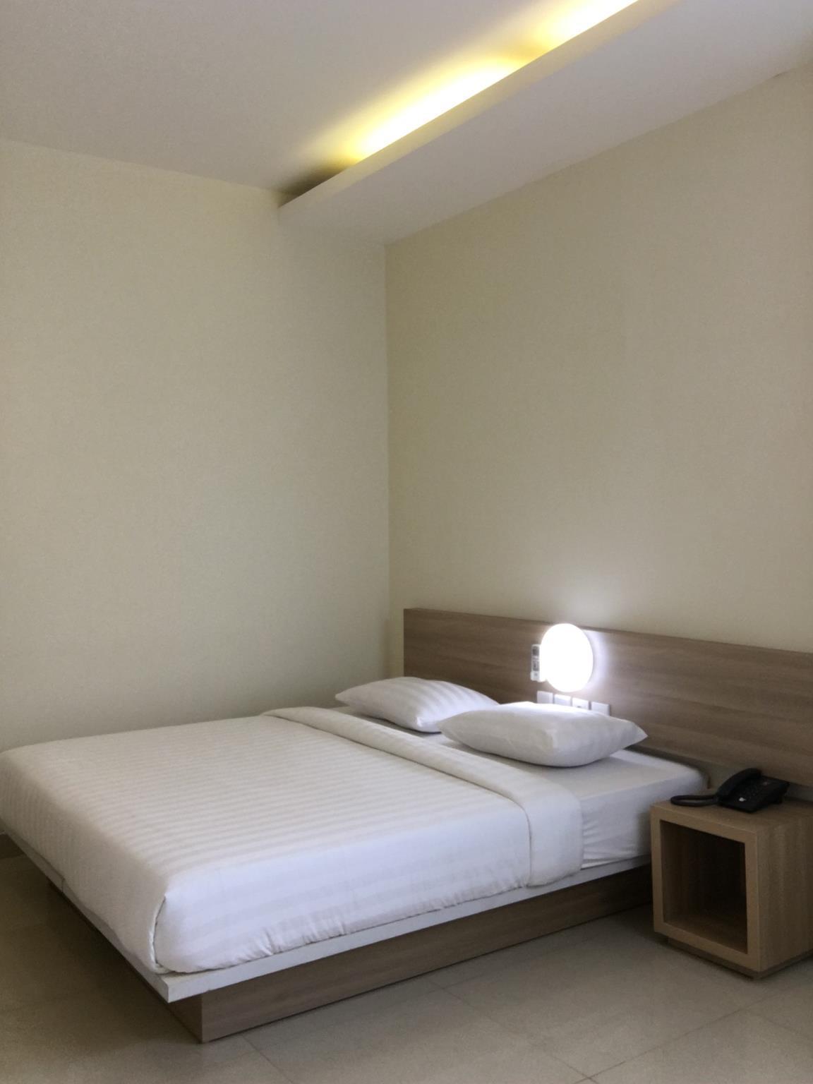DELUXE, KING BED