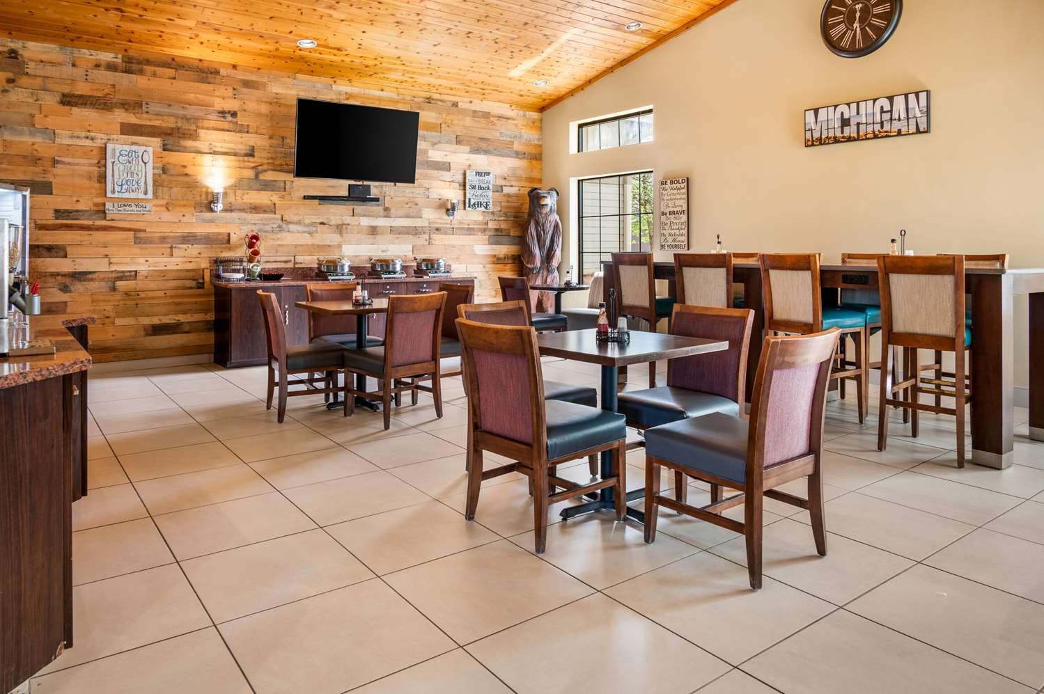 White Pines Inn & Suites of Holland 36/48