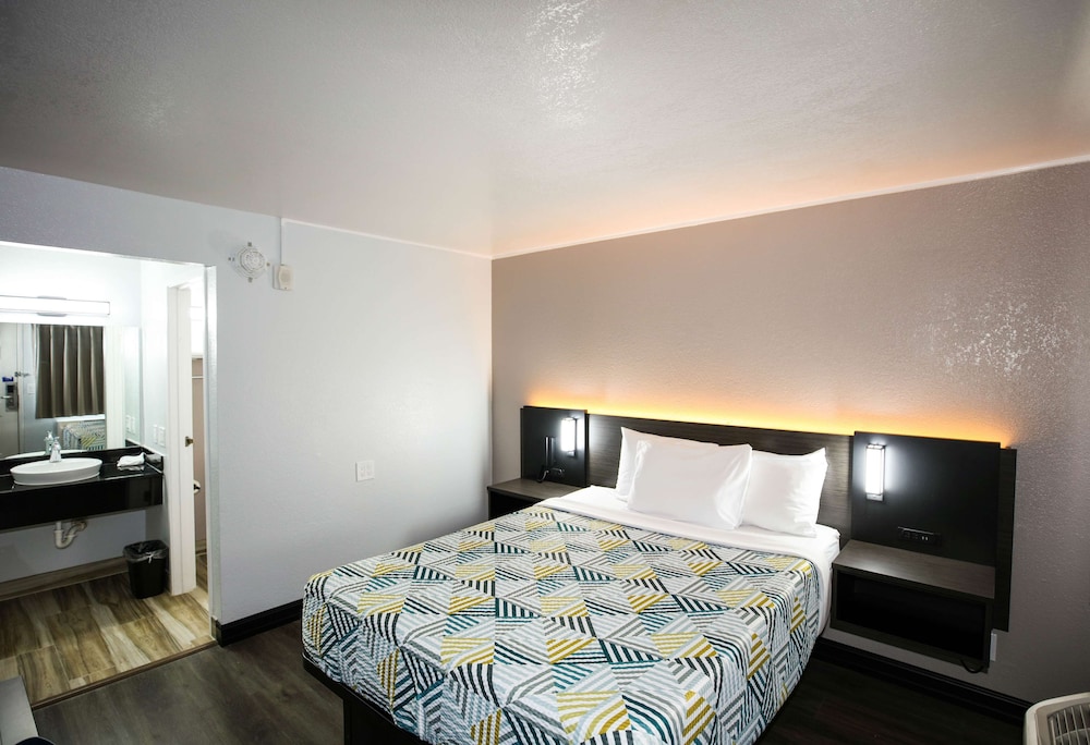 DELUXE, QUEEN BED, ACCESSIBLE