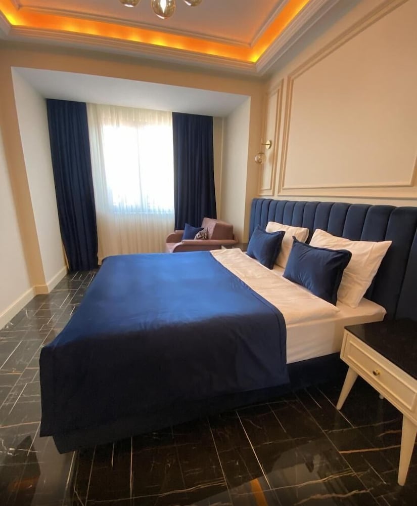 Princely Suites 24/50