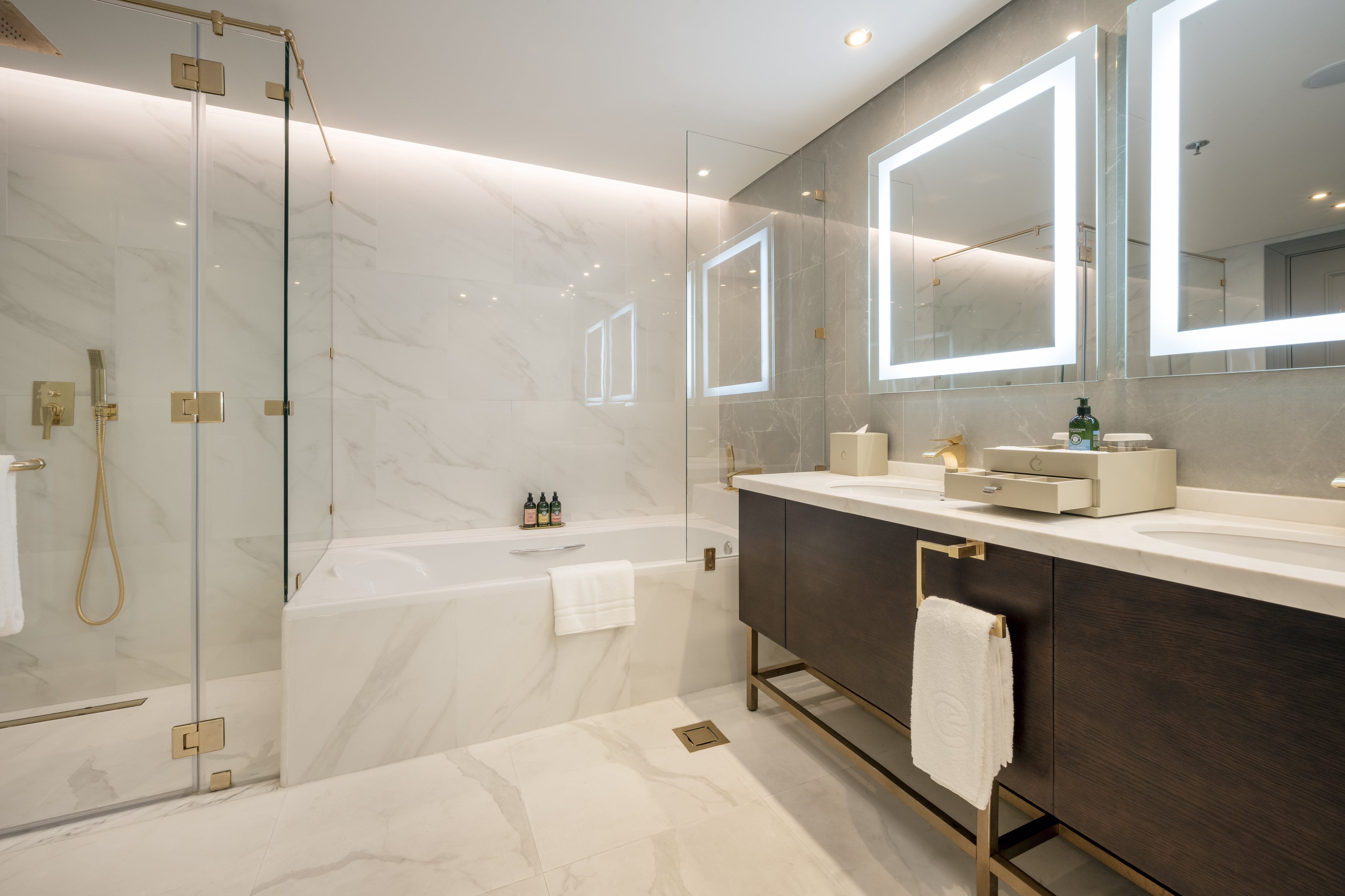 Centara West Bay Hotel and Residences Doha 76/78