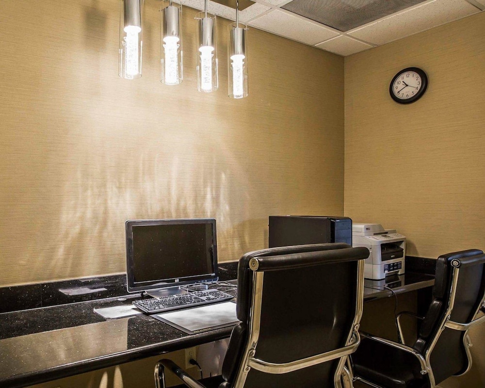 Spark by Hilton Stafford Sugar Land 36/40