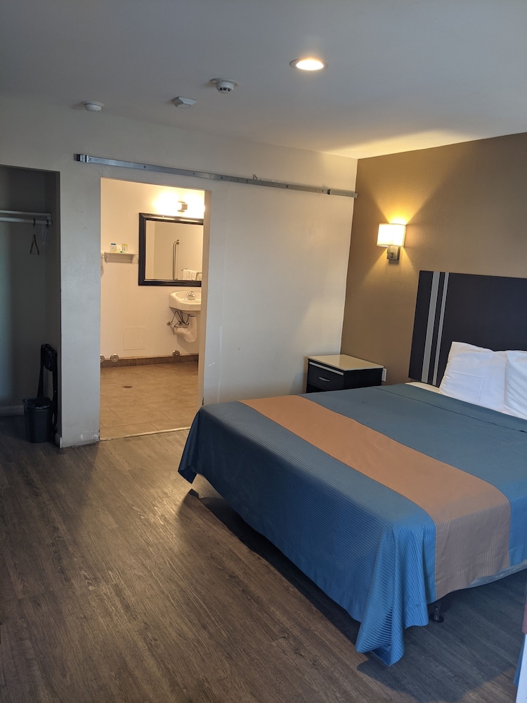 EPIC Hotel Pico Rivera 4/41
