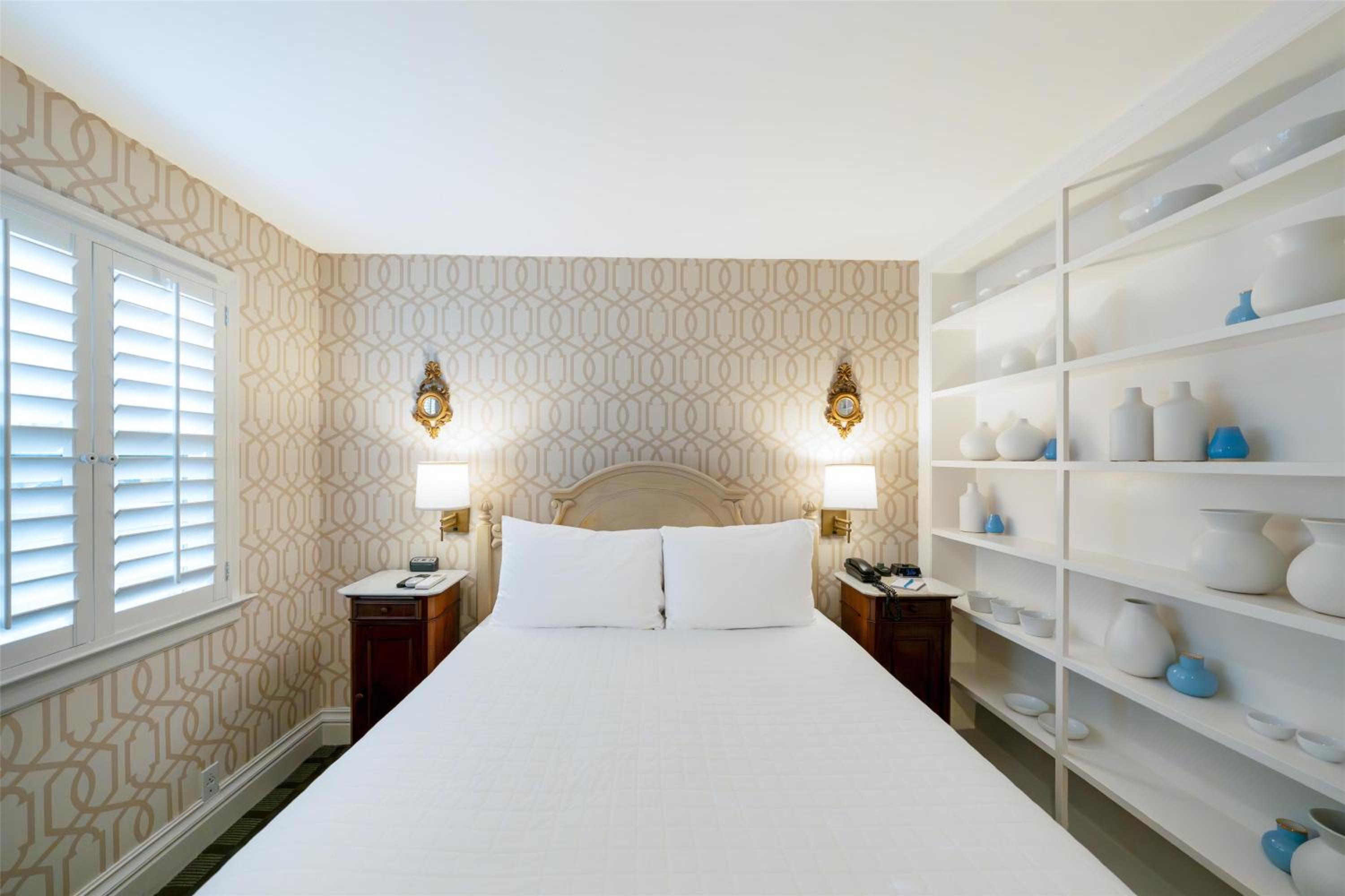 Cozy, Queen Bed