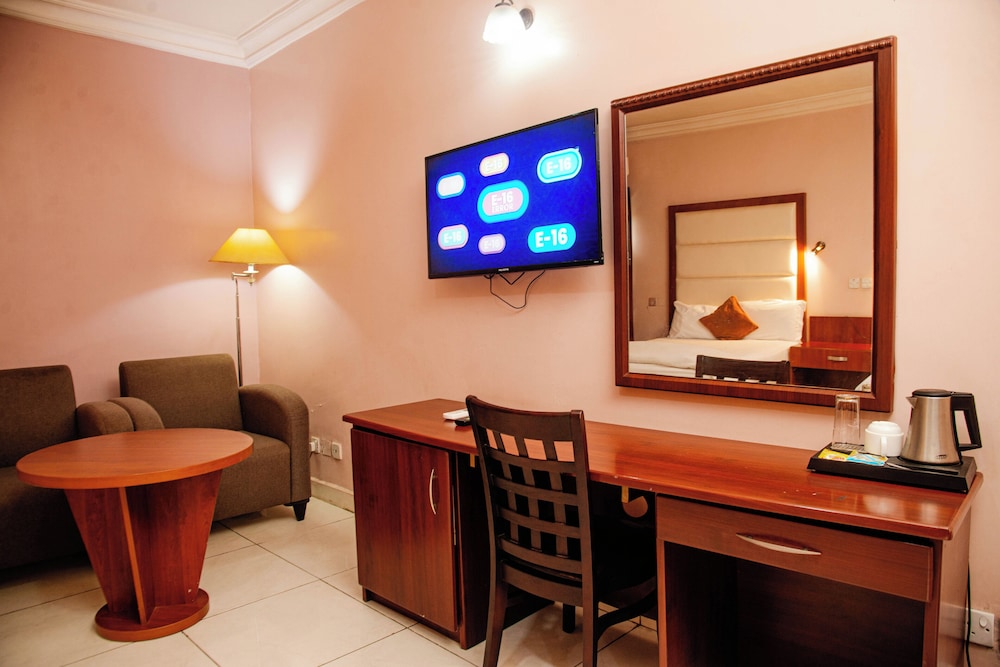 Denis Hotel 48/64