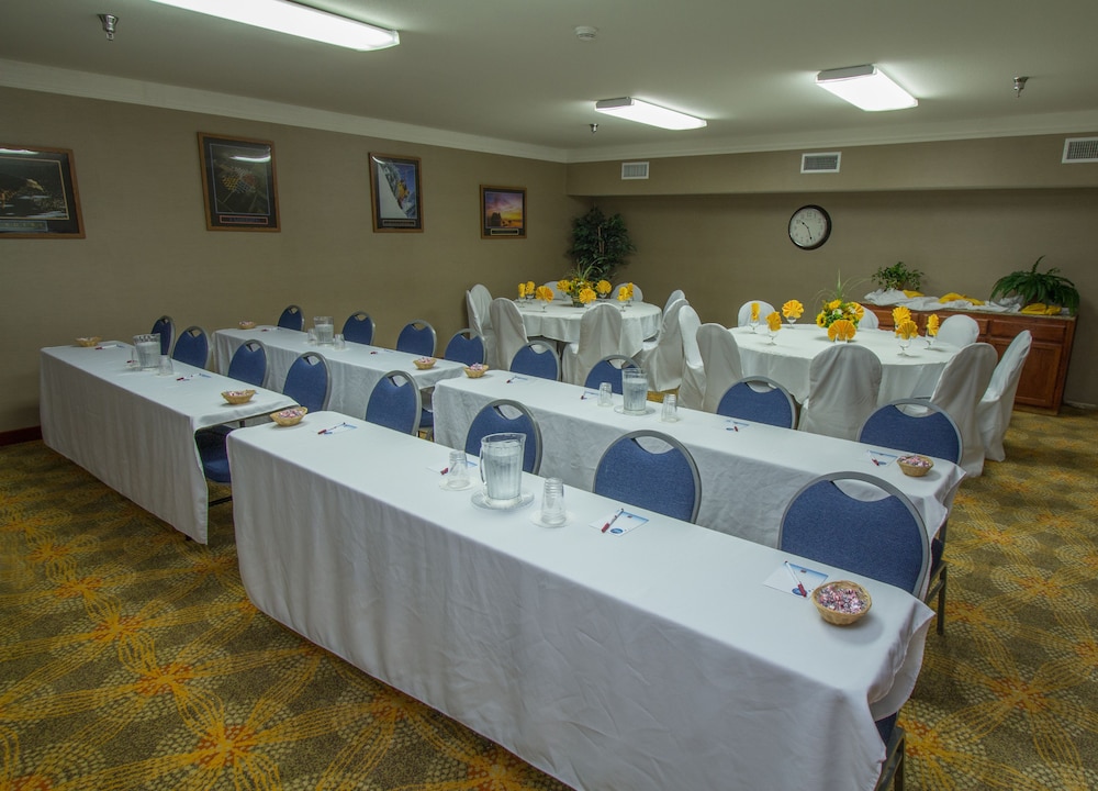 Comfort Suites Visalia - Convention Center 38/41