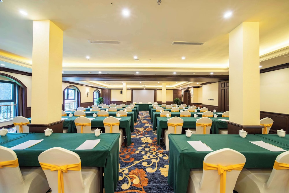 Howard Johnson by Wyndham Yaan Forest Resort 24/27