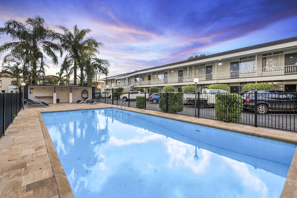 PARK MOTOR INN 36/54