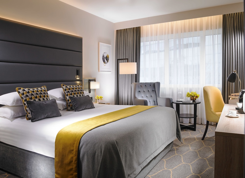 SUPERIOR, EXECUTIVE, KING BED