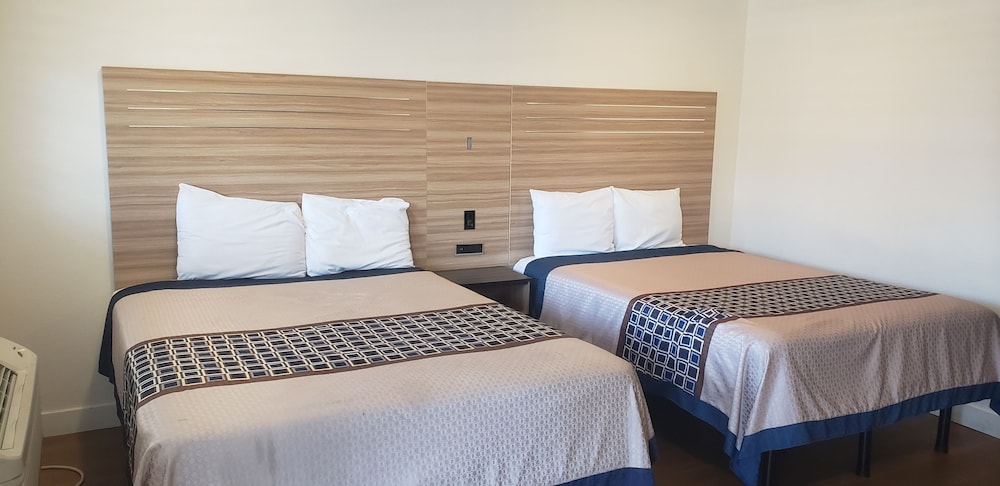 Regency Inn Suites Downey 15/40
