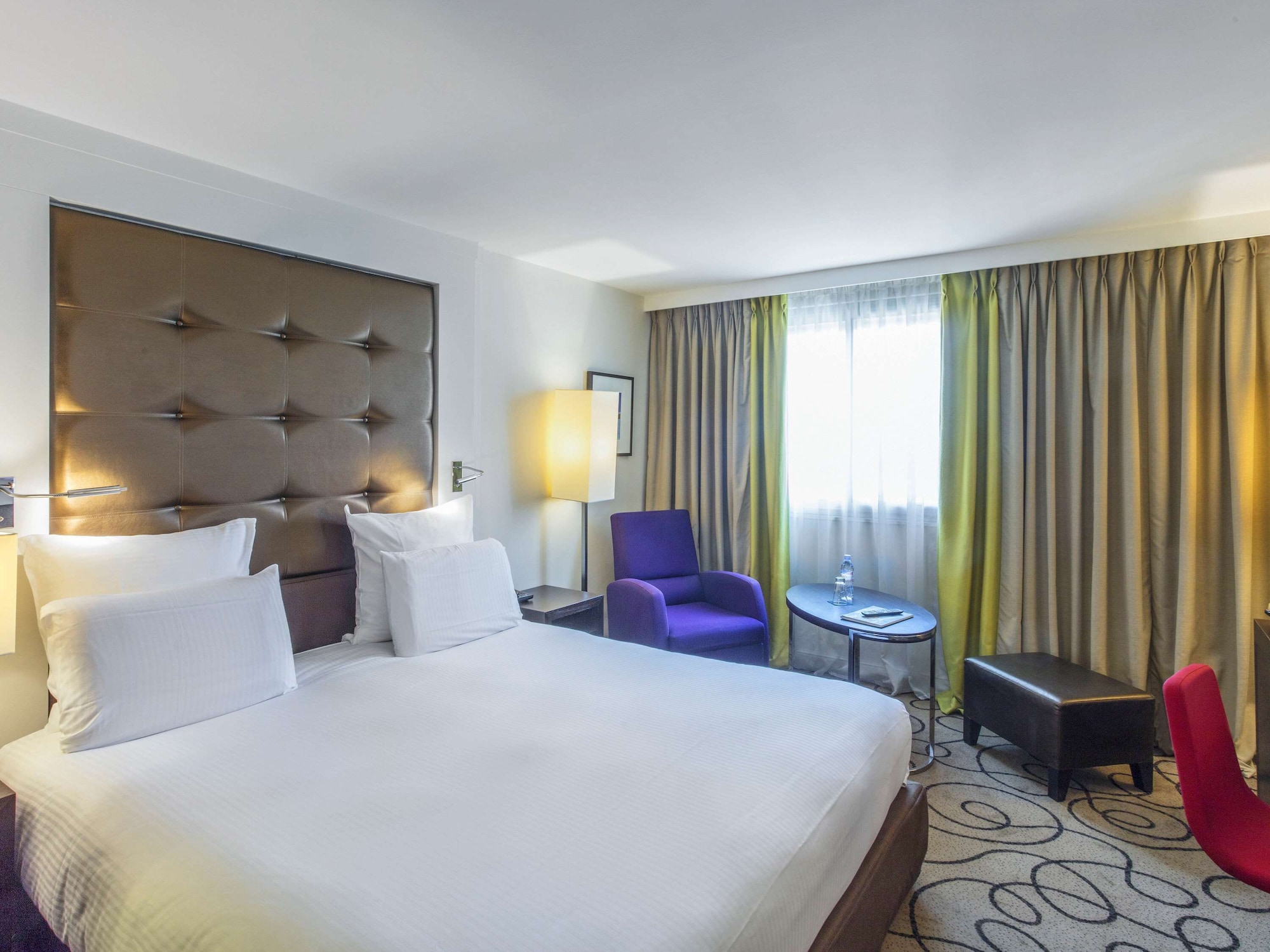 DELUXE, KING BED