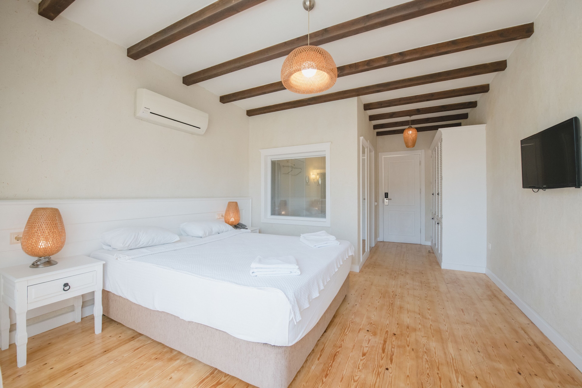 DELUXE, DOUBLE OR TWIN BED