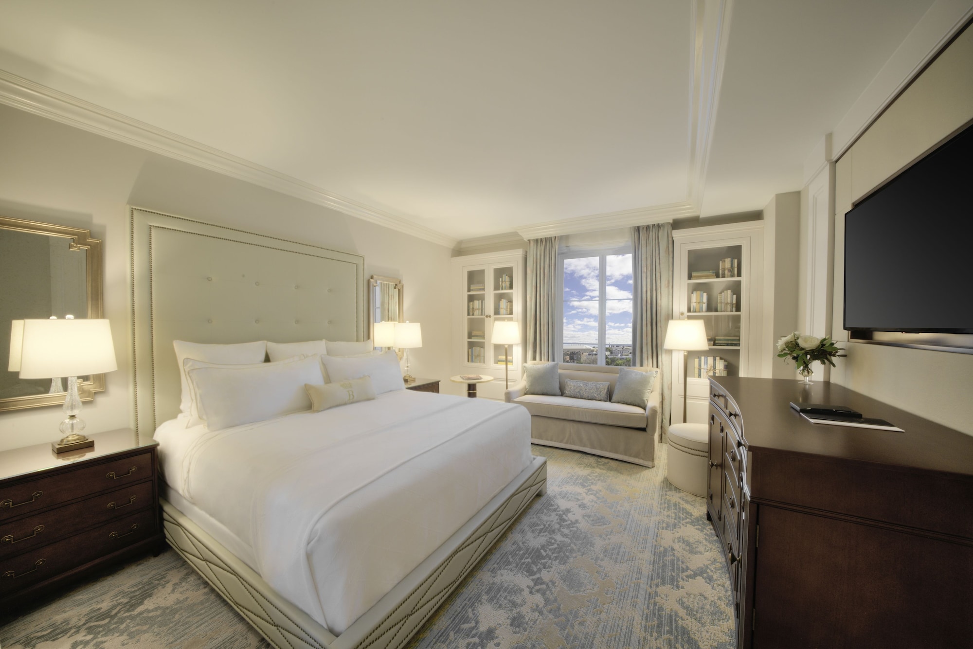 DELUXE, KING BED