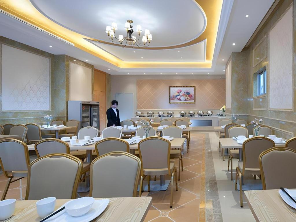 Vienna Hotel (Zhongshan Rainbow Avenue) 47/58