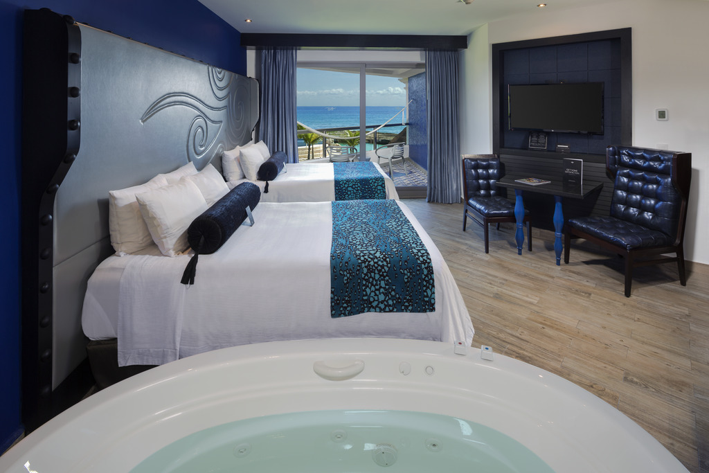 2 Bedrooms, Roof Top, Heaven, Rock, Suite, Ocean Front, Living Area
