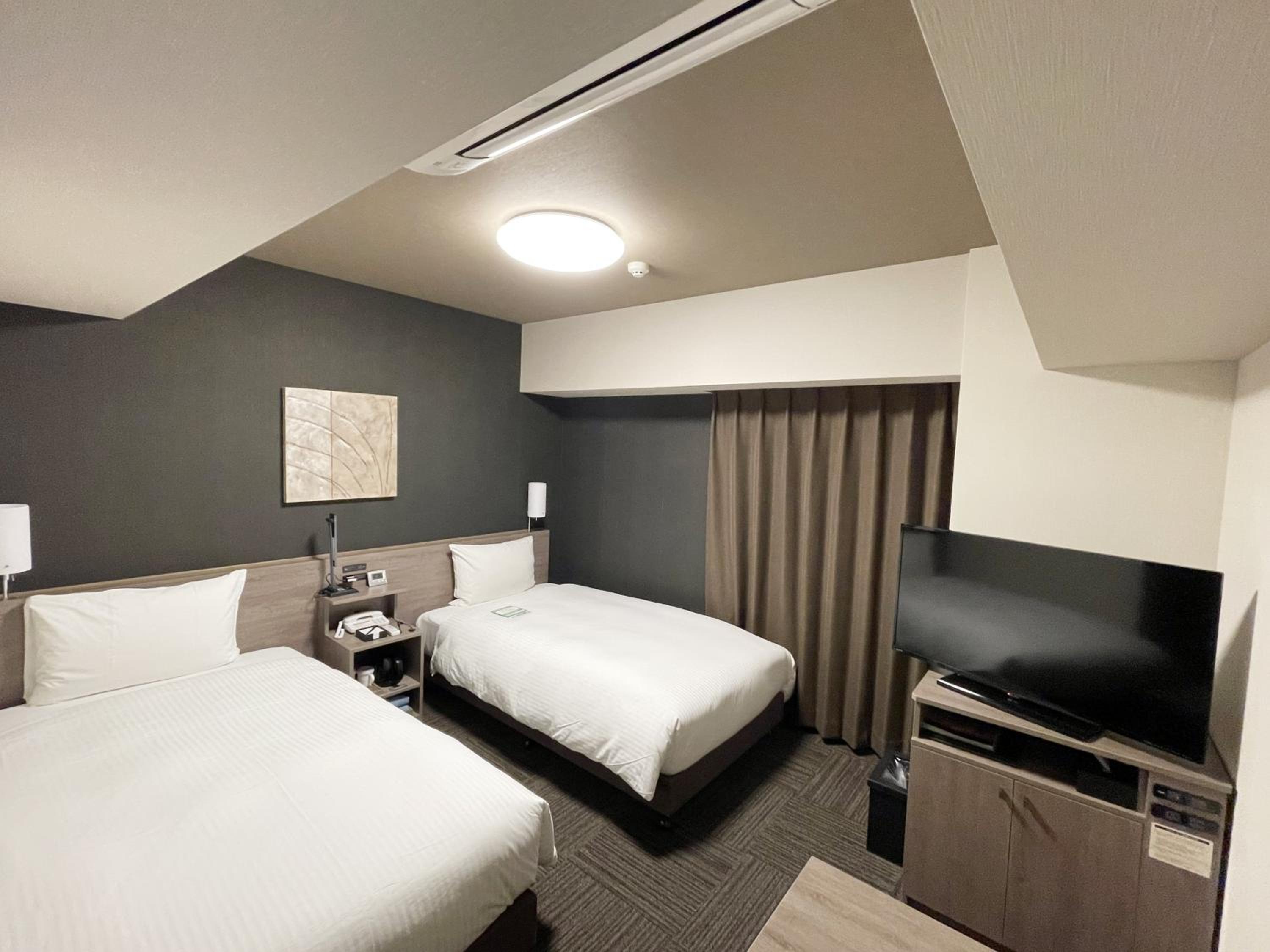 Superior, Twin Beds, Smoking, HOTEL ROUTE-INN Osaka Takaishi Hagoromo Ekimae 2/5