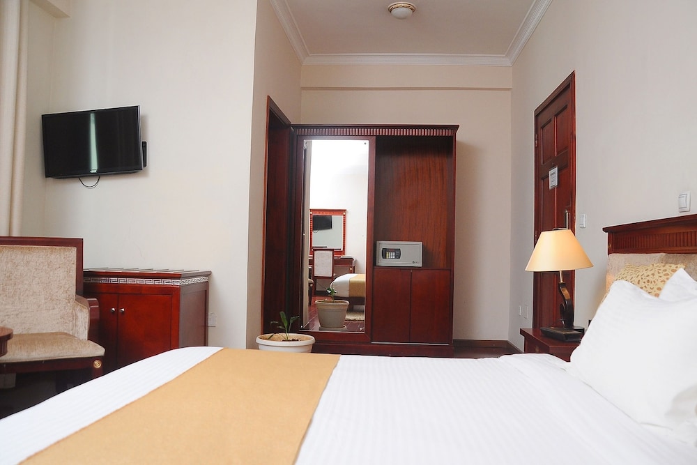 ROYAL, JETTED TUB