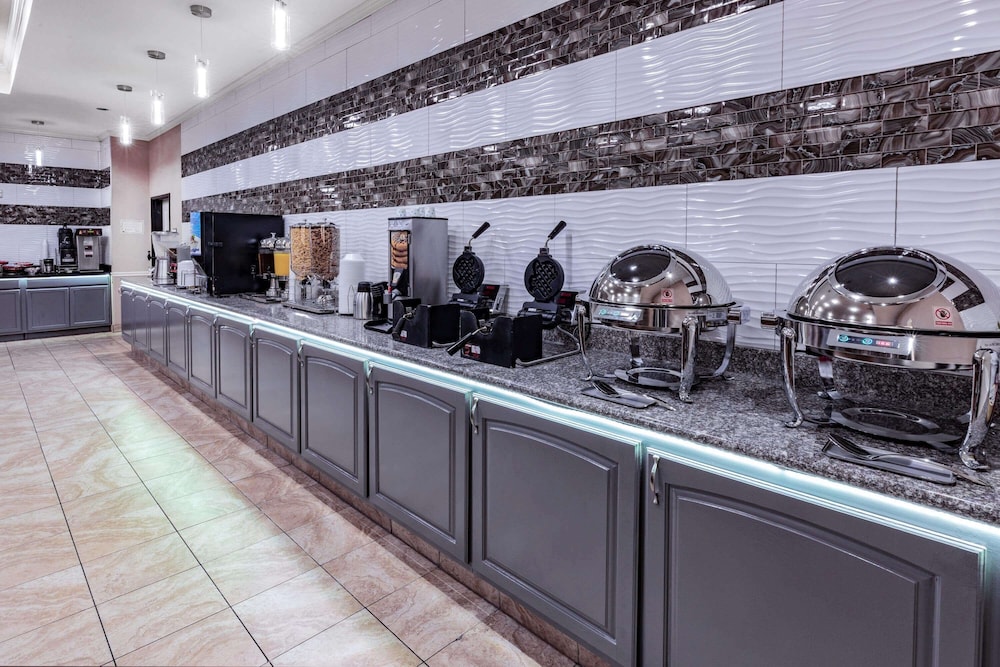 La Quinta Inn & Suites by Wyndham Garland Harbor Point 37/54