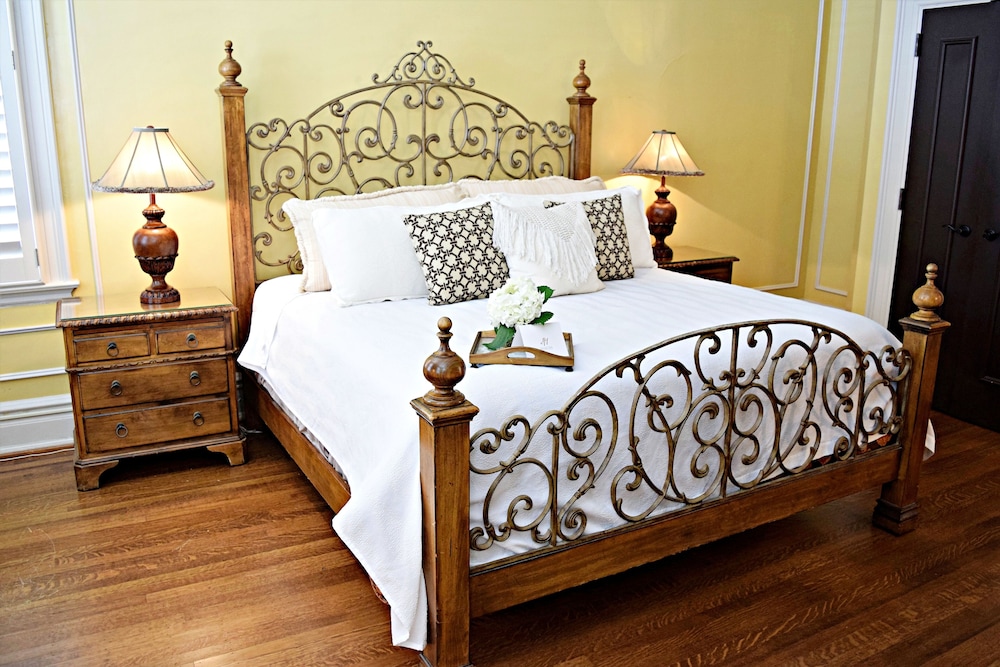 JH Adams Inn, Trademark Collection by Wyndham 26/78
