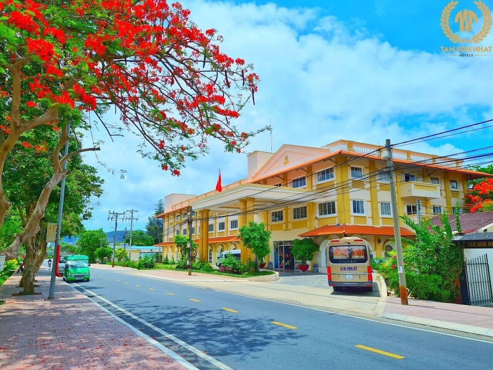Tan Son Nhat Con Dao Resort 3/69