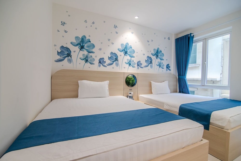 ROOM, DOUBLE OR TWIN BED