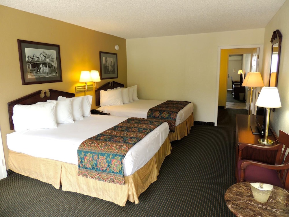Carmel Inn Suites 19/47