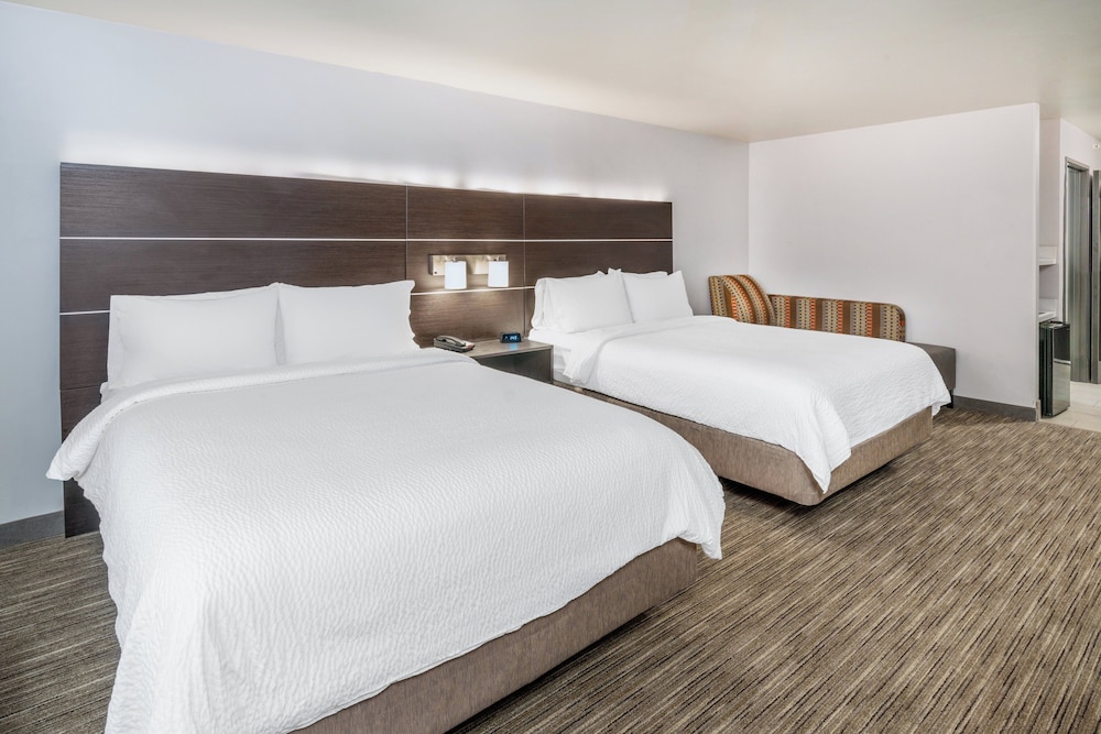SUITE, 2 QUEEN BEDS, BATHTUB, ACCESSIBLE