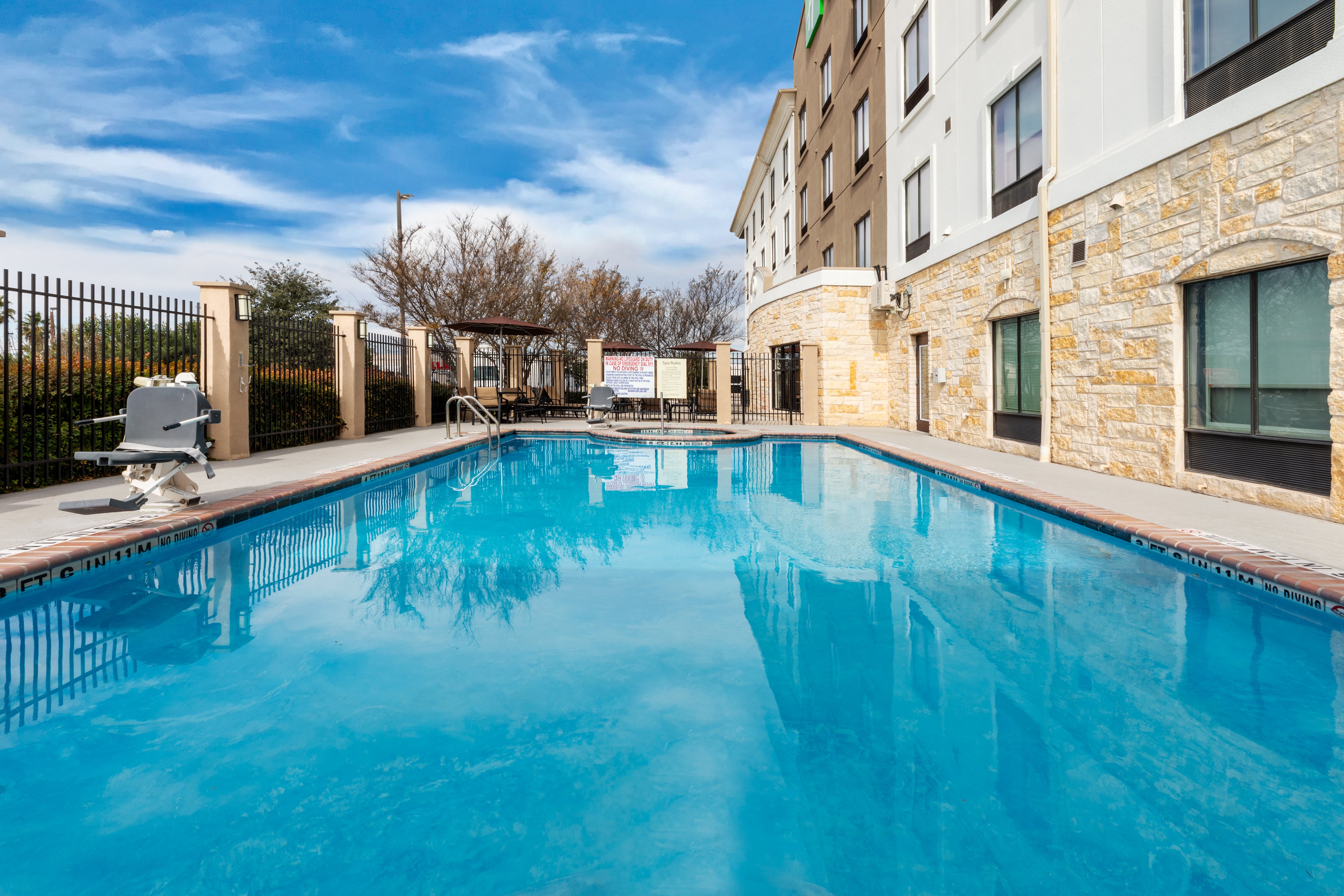 Holiday Inn Express Hotel And Suites Del Rio 8/37