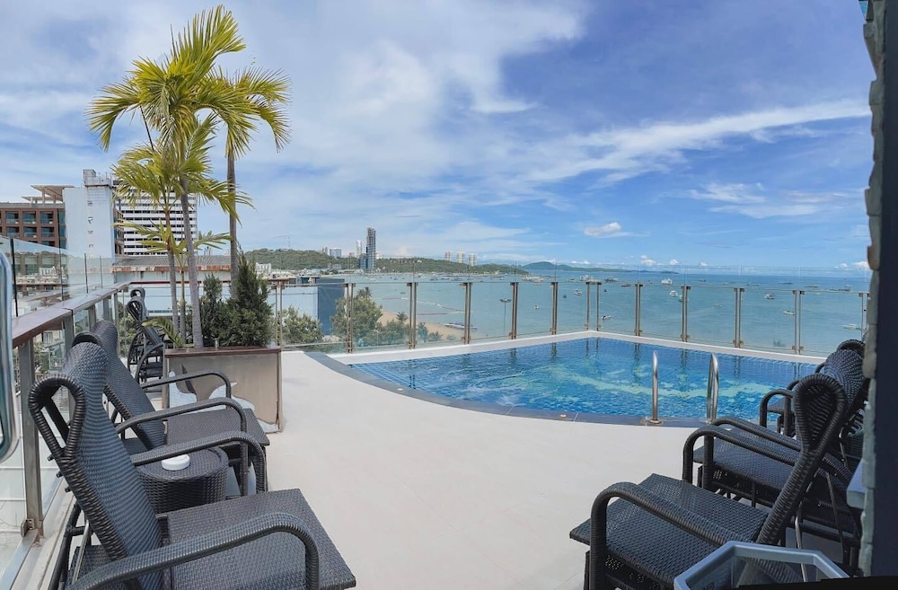 Serenotel Pattaya Beach Front 43/50