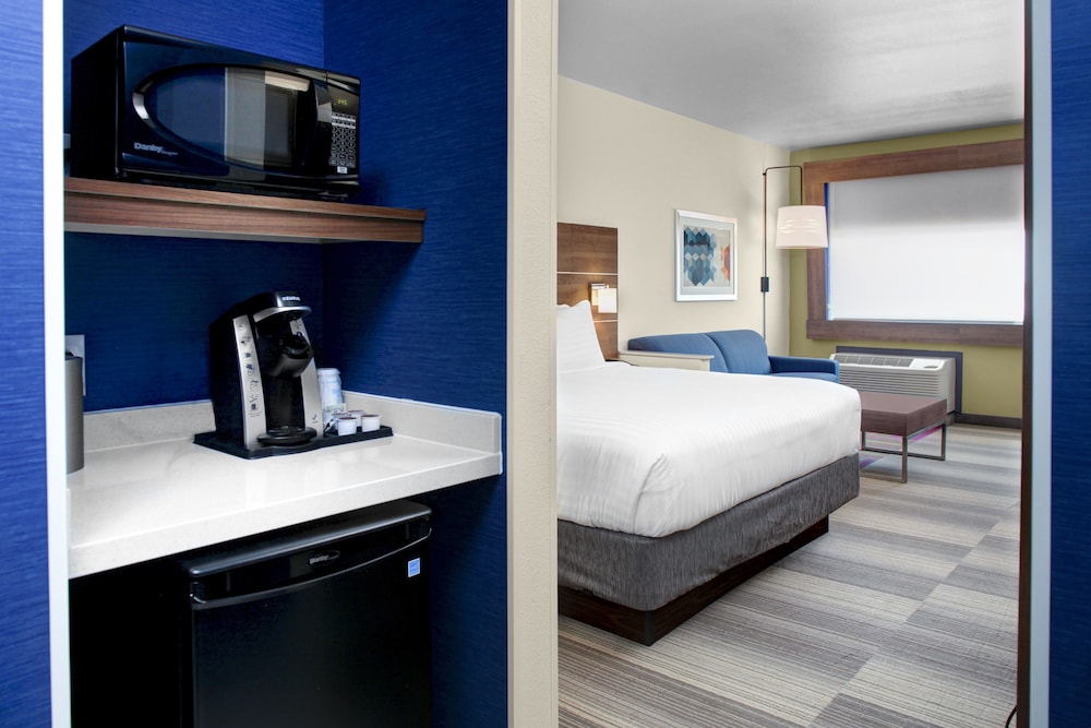 Holiday Inn Express Suites Houston Nw Cypress Grand Pky 17/63