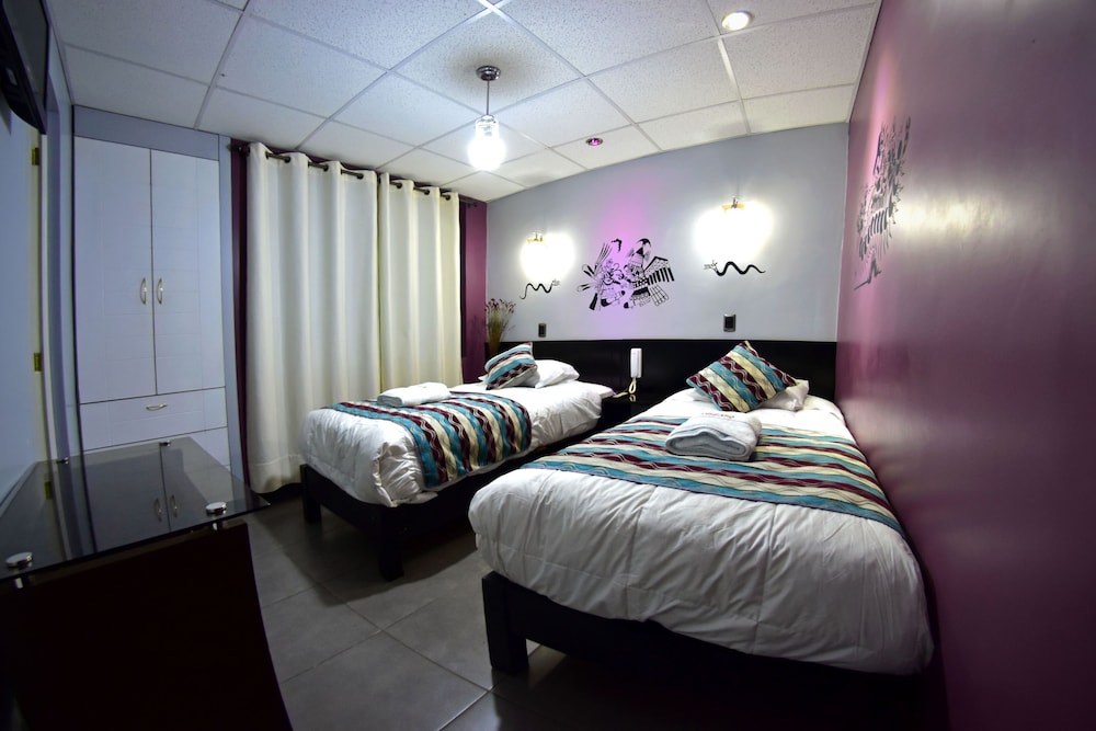 ROOM, TWIN BEDS