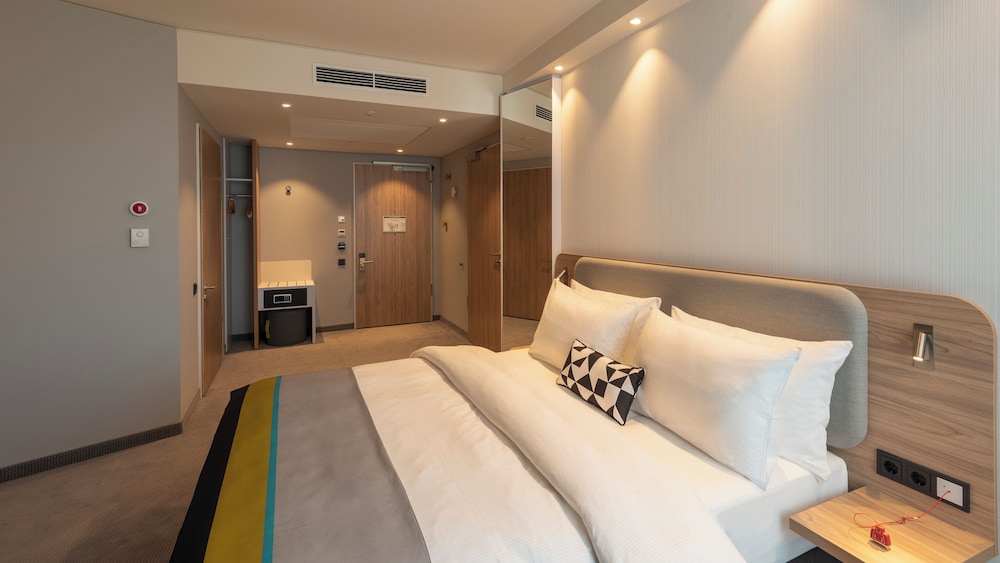 غرفة قياسية بسرير كوين لذوي الإعاقة، Holiday Inn Express Dusseldorf Hauptbahnhof 2/5