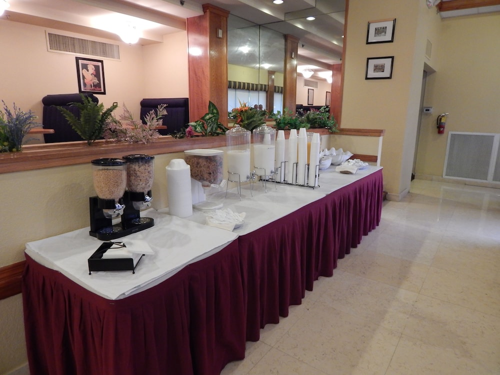 North Miami Beach Gardens Inn & Suites 38/42