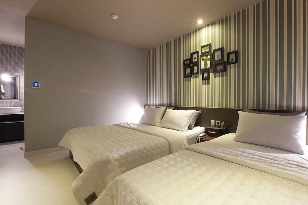 Brown Dot Hotel 6/39