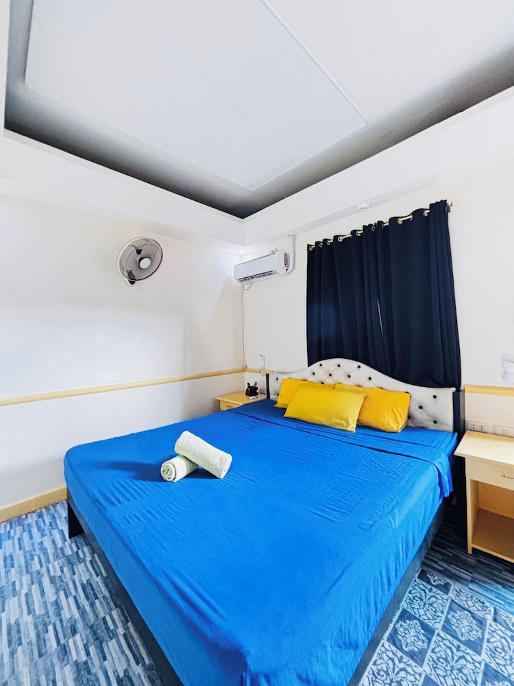 Mango's Beachfront Resort 24/69