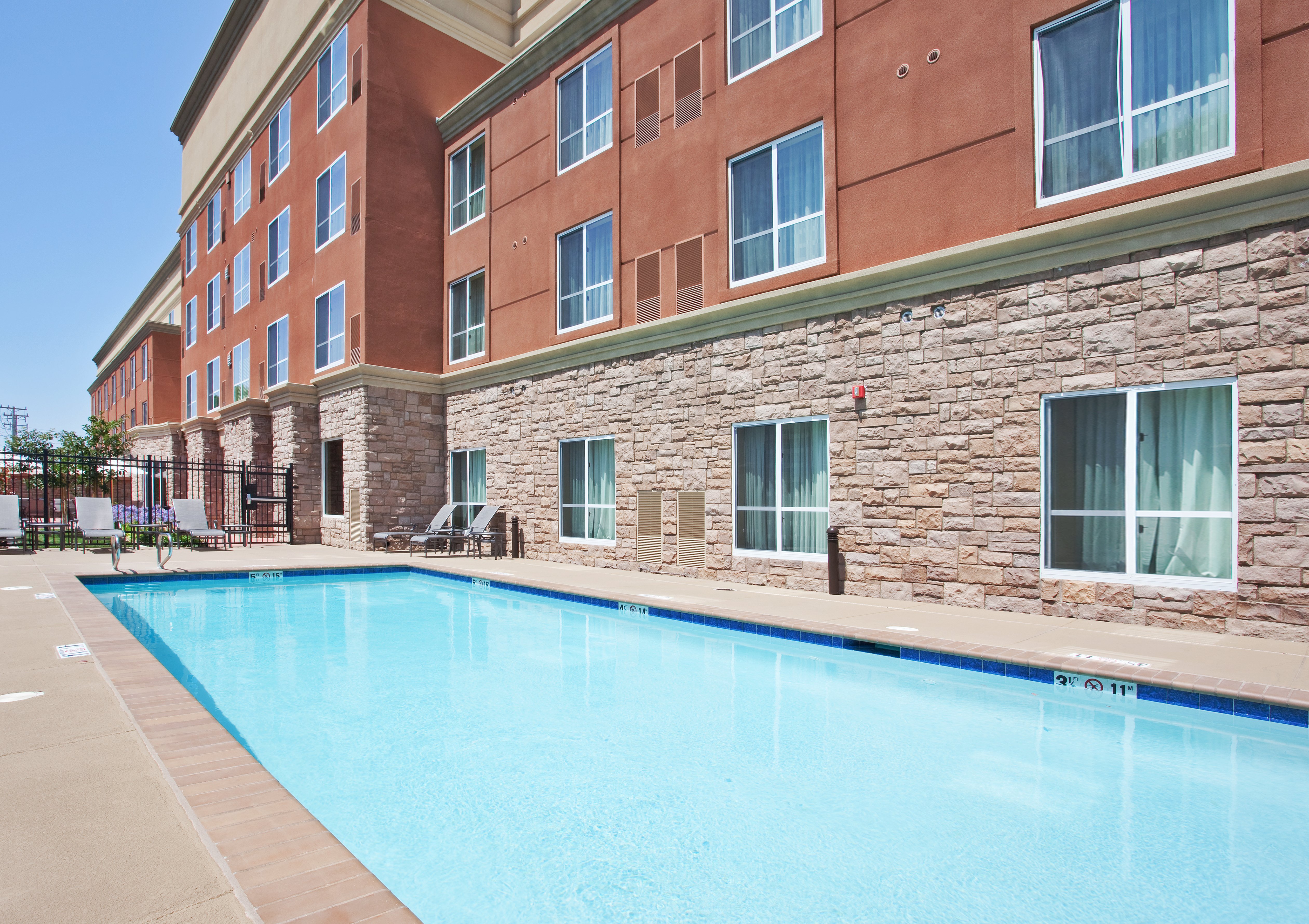 Holiday Inn Hotel Suites Oakland Airport 72/77