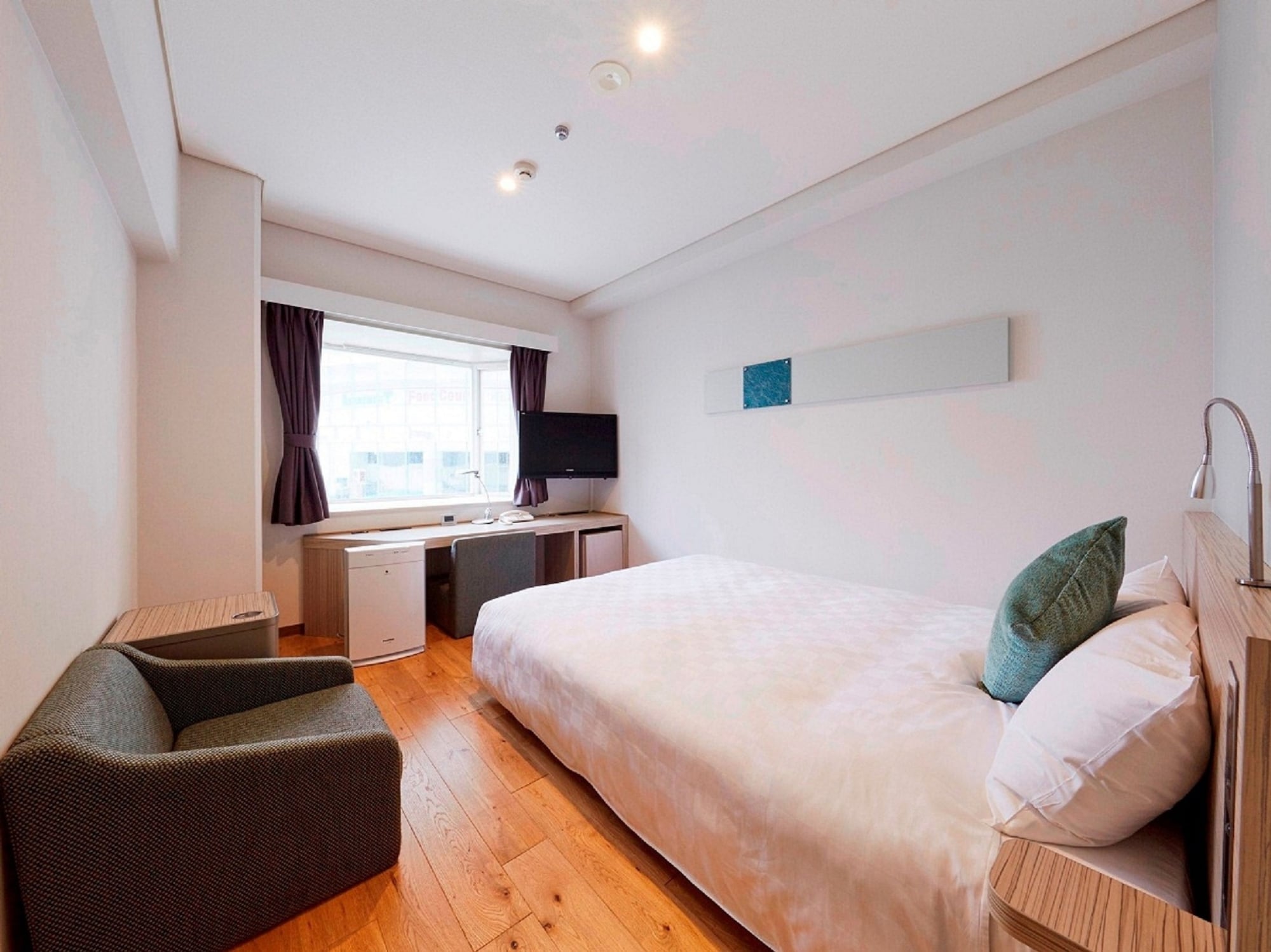 SMALL DOUBLE, LOUNGE ACCESS